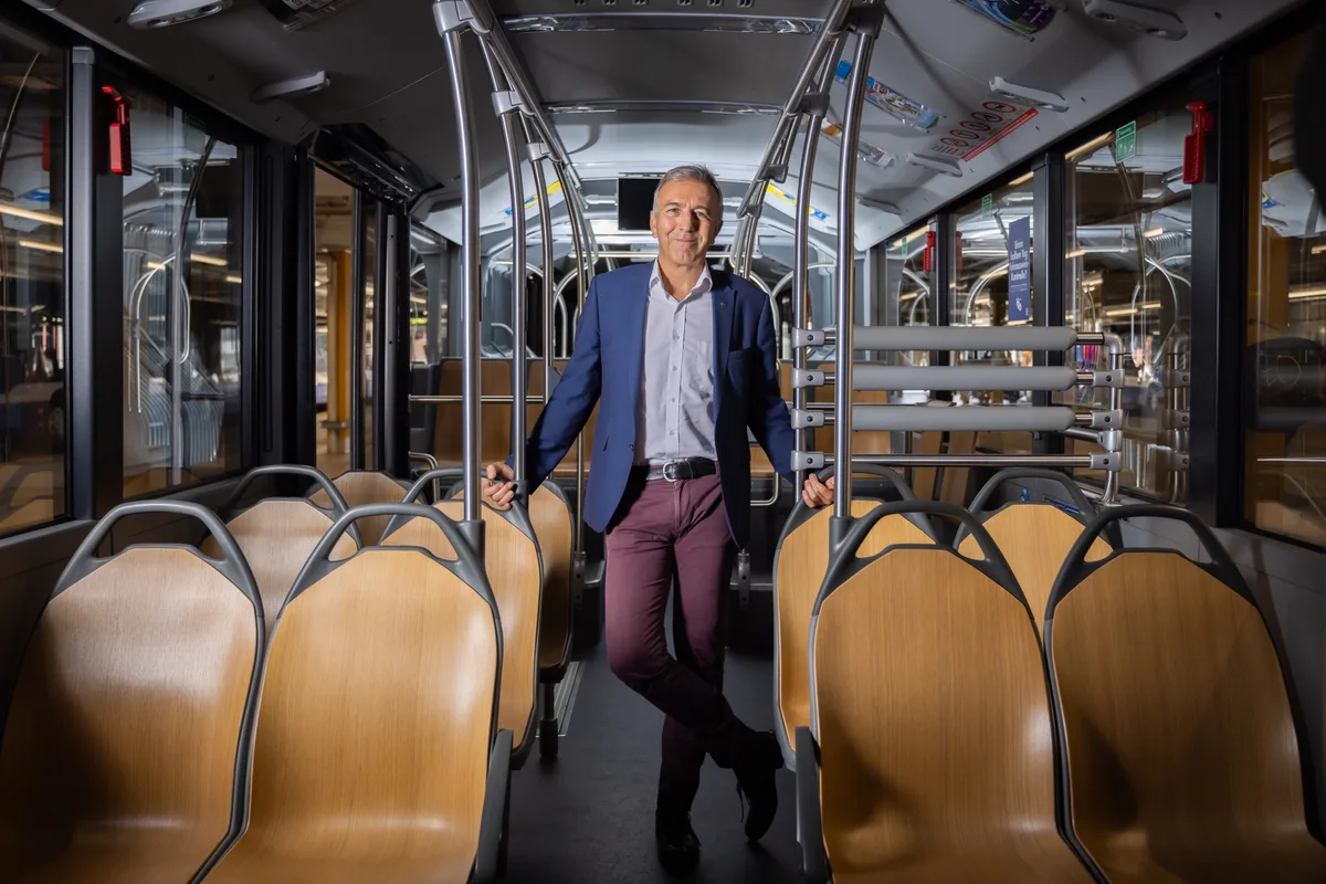 Werner Trachsel, CEO VZO, portraitiert im Busdepot Grüningen.